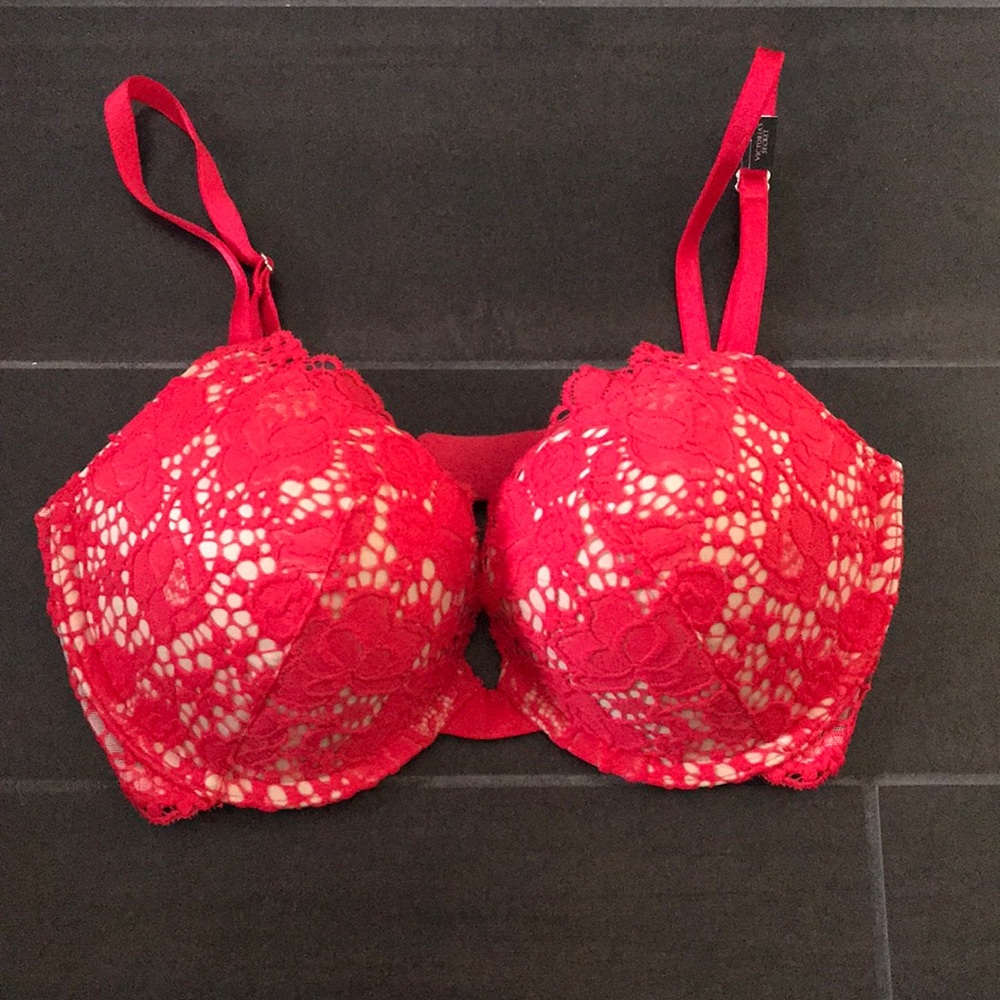 Red lace Victoria’s Secret bra NEVER BEEN WORN
